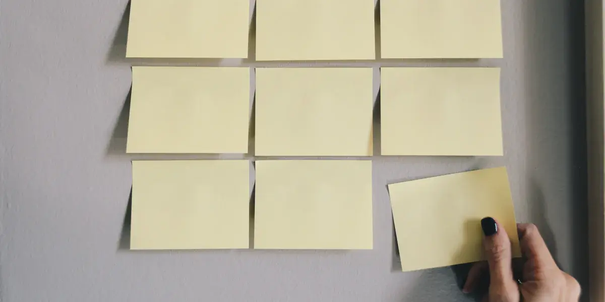 Notas adhesivas amarillas colocadas en cuadrícula sobre una pared