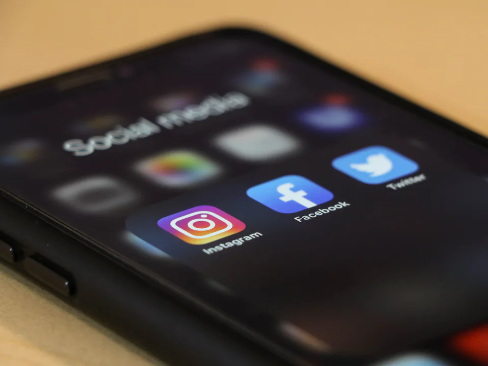 Pantalla de un teléfono móvil con los iconos de varias redes sociales