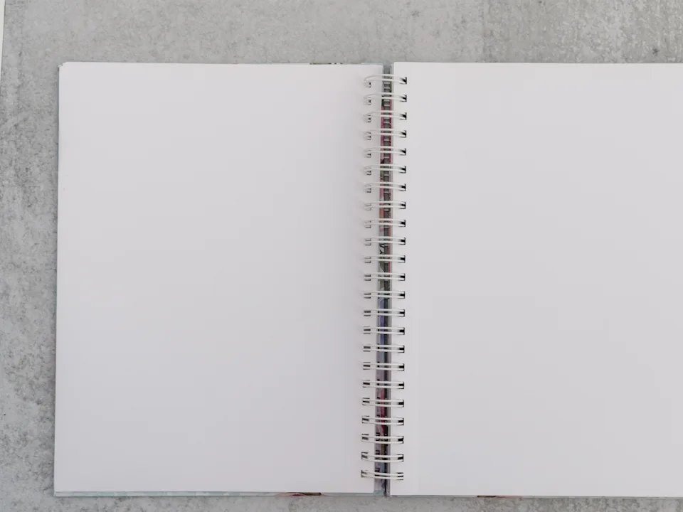 Libreta de anillas abierta por una página en blanco